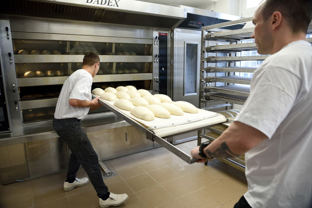 У затвору пеку хлеб и занат